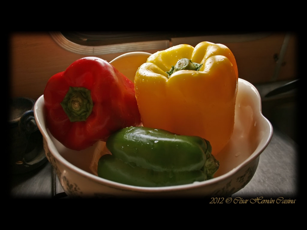 "Almuerzo de pimientos tricolor" de Csar Hernn Cassina