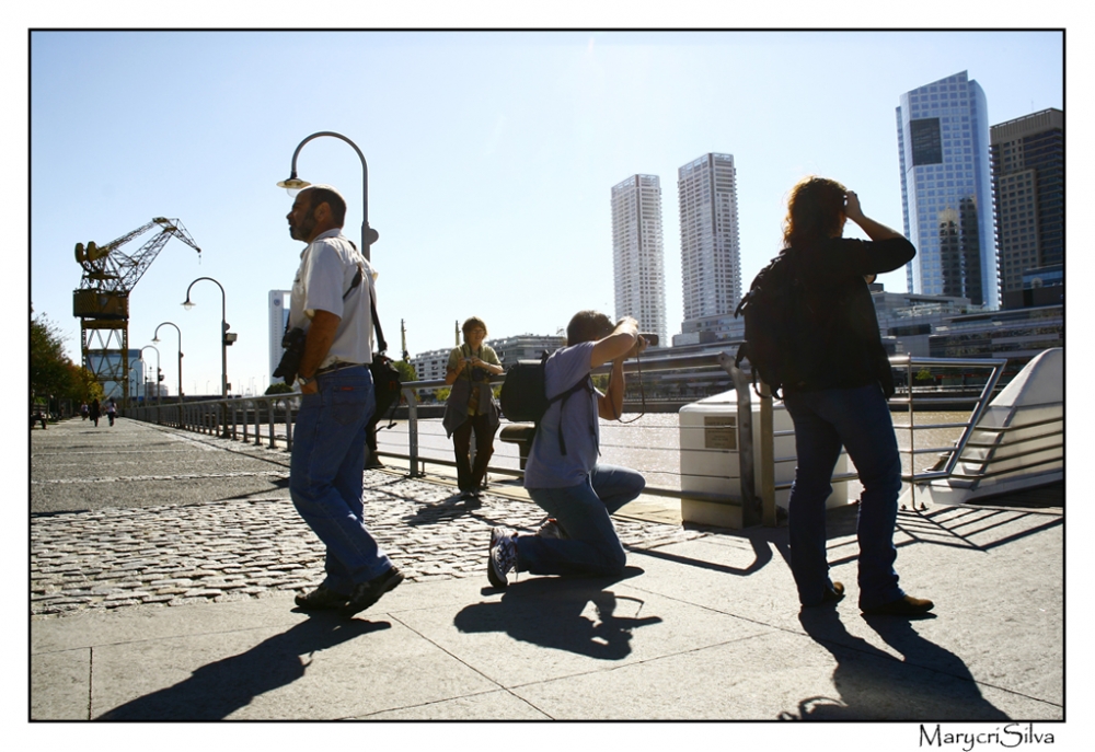 "Fotorevisteros en Madero 2" de Maria Cristina Silva