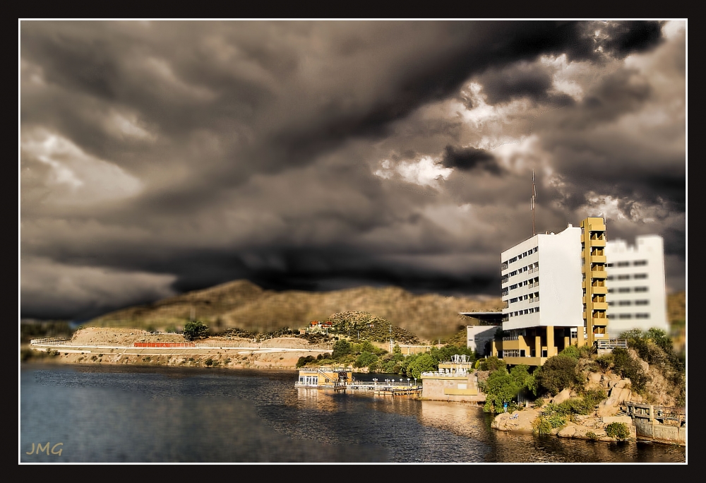 "Lago y Hotel Potrero de los Funes" de Jorge Muoz Graf