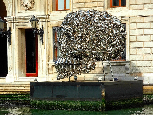 "ttrica escultura y a los tarros II" de Carlos Maximo Suarez