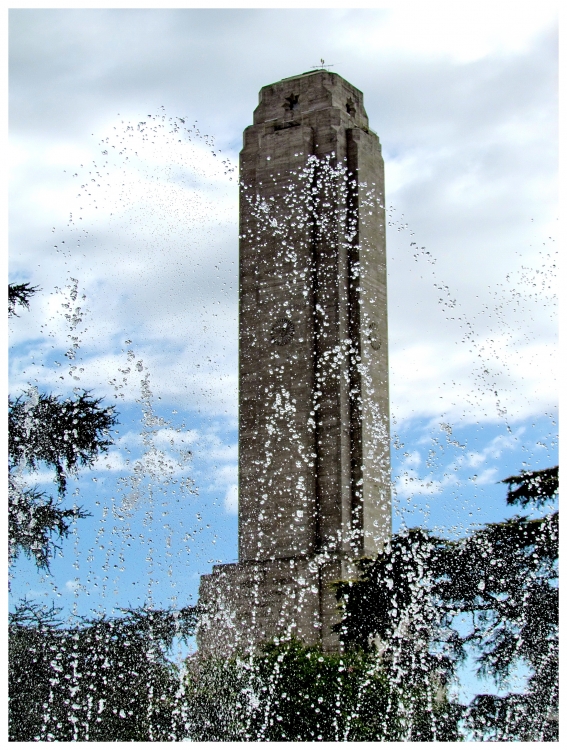 "Monumento de la bandera desde la fuente" de Isidro Solrzano