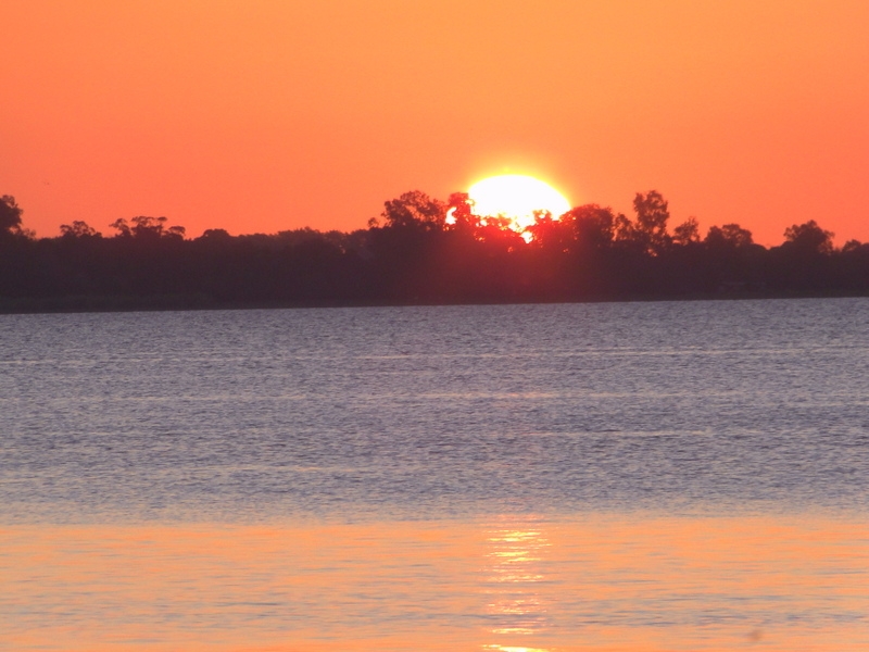 "Media naranja sobre chascomus" de Adrian Darago