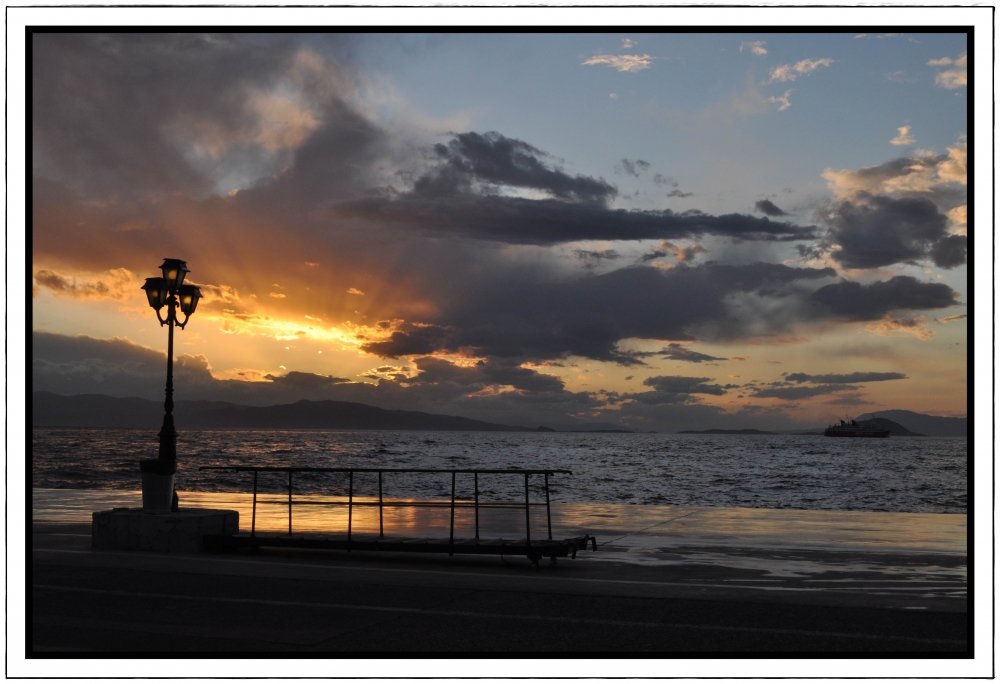 "y va otro atardecer" de Victor Houvardas