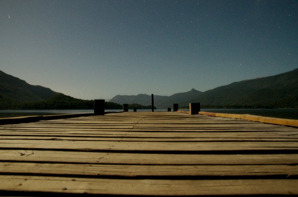 "Noche en el muelle" de Guss Correa