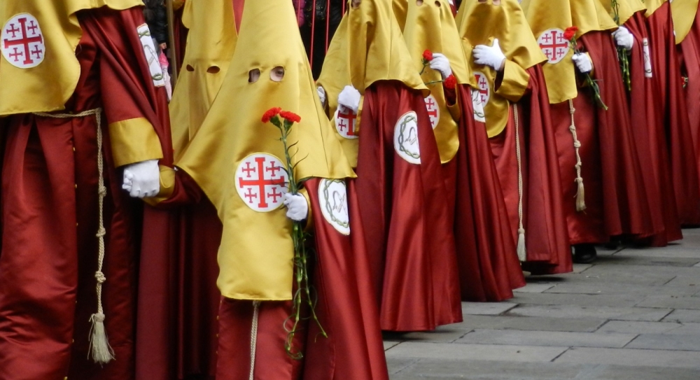 "en fila .-- Semana Santa" de Rosa Mara Olivn