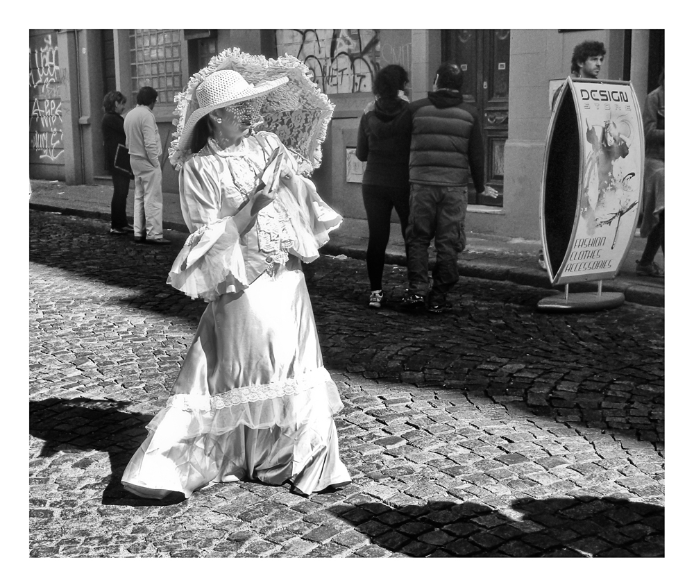"La dama antigua de la sombrilla" de Analia Coccolo