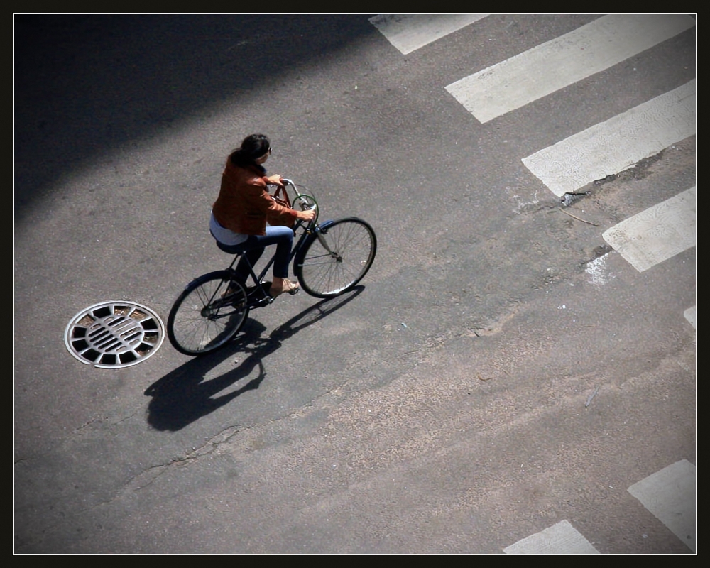 "En bici tomando sol" de Eli - Elisabet Ferrari