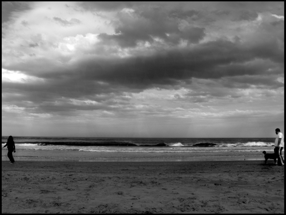 "playa, nubes y gente" de Jorge Mariscotti (piti)