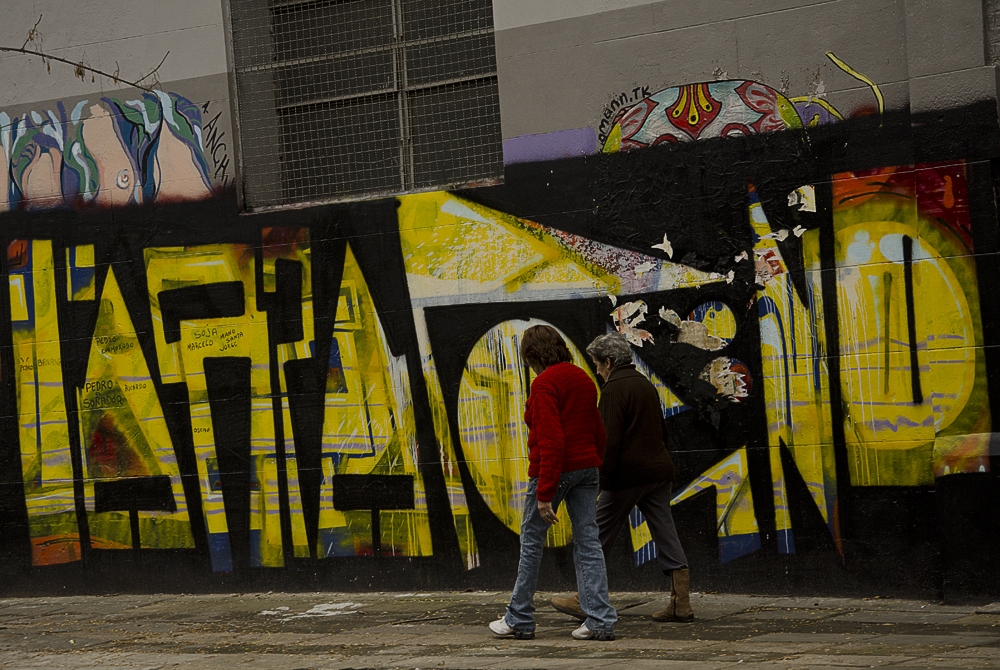 "Caminando grafittis" de Analia Coccolo