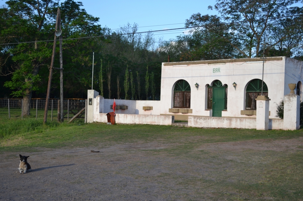 "viejo bar de campo" de Hugo Alberto Veinticcinque