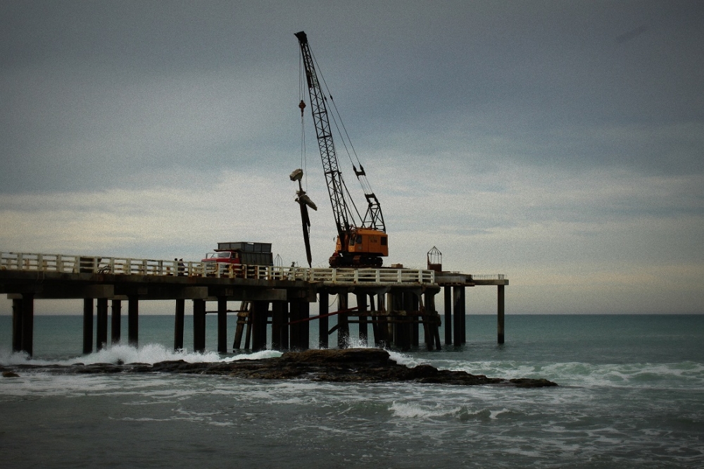 "Reparando el muelle." de Roberto Velazquez