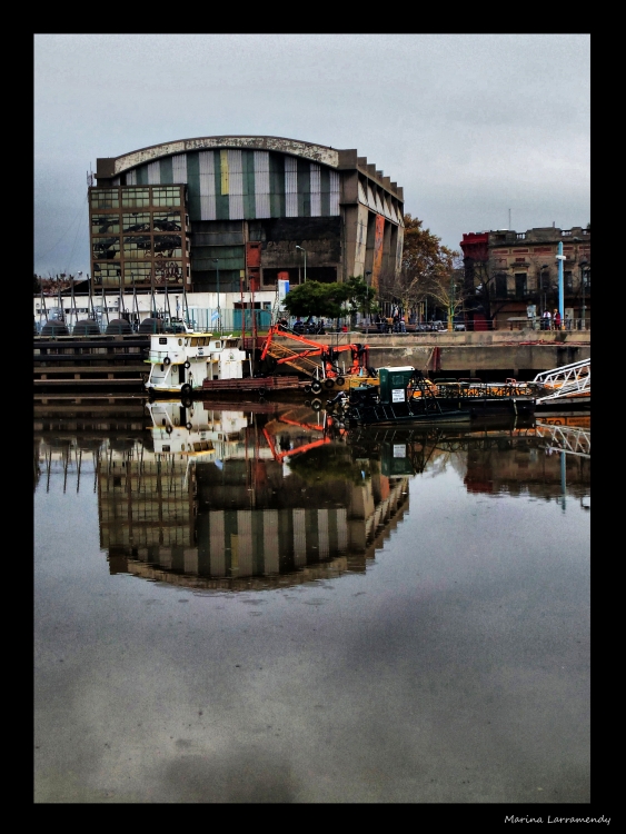 "Reflejos en el Riachuelo..." de Marina Larramendy