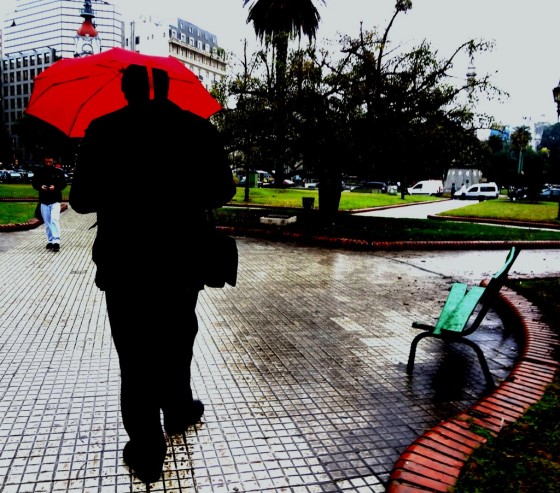 "Caminando por la plaza ...." de Arturo H. Pea