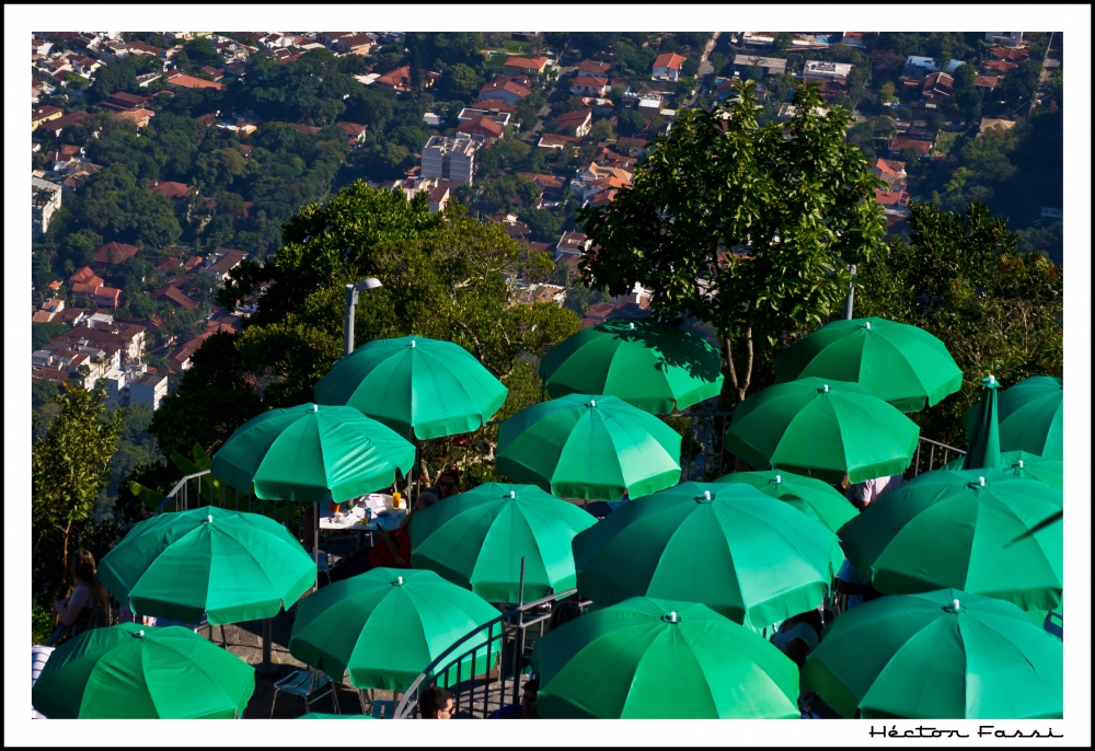 "Sombrillas en el Cielo" de Hctor Fassi