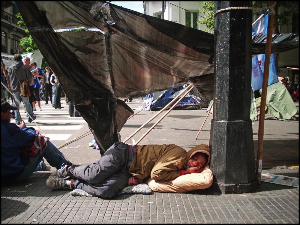 "Un descanso en la protesta" de Jorge Vicente Molinari