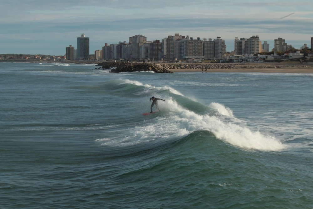 "Surfeando la ola al reves." de Roberto Velazquez