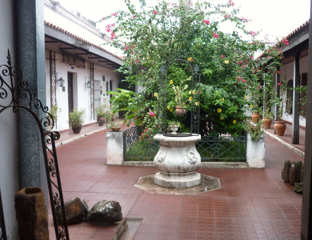 "patio colonial" de Carlos Alberto Novo