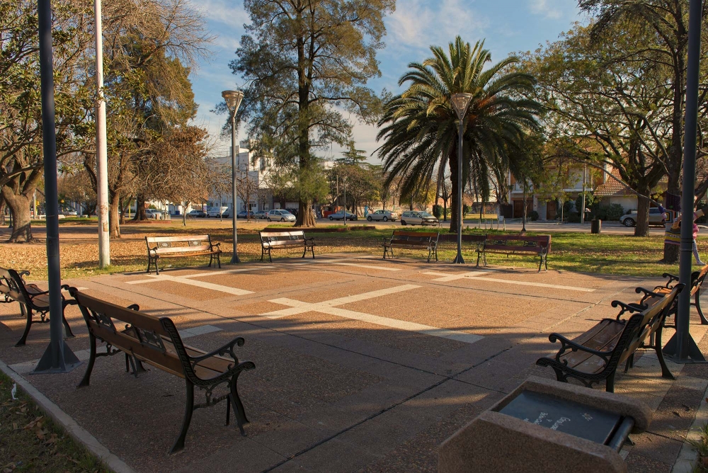 "El living de la plaza" de Carlos Larandaburu