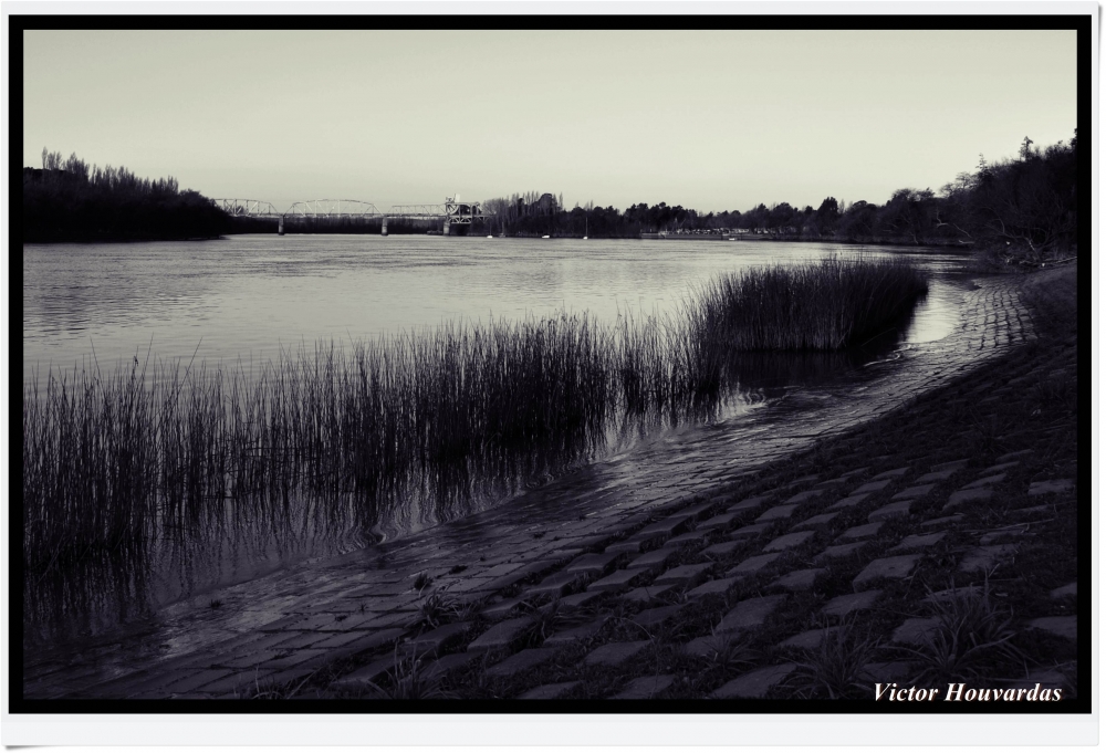 "puente VIEDMA -PATAGONES" de Victor Houvardas