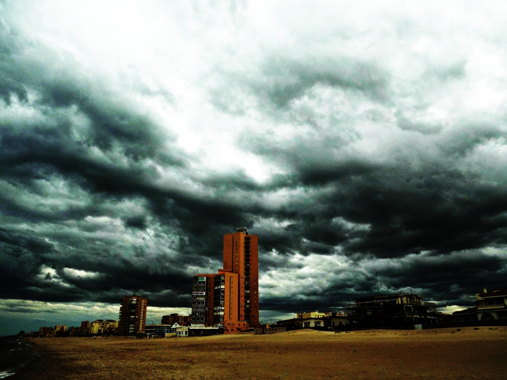 "tarde de tormenta en la playa" de Pascual Navarro