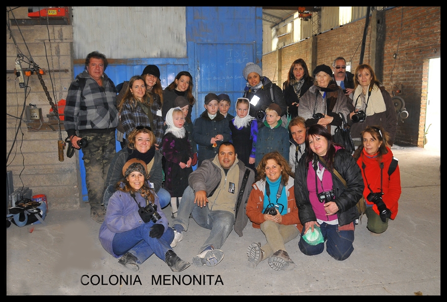 "Fotorevisteros en la colonia Menonita- Guatrache" de Hugo Carballo (oxido)