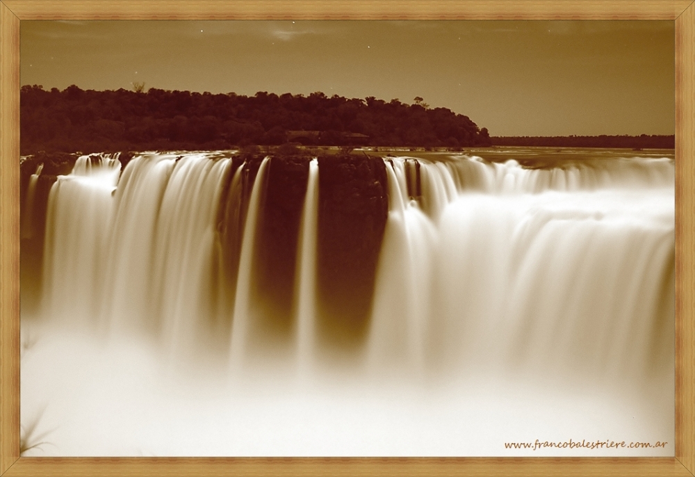 "Cataratas de noche" de Franco Balestriere