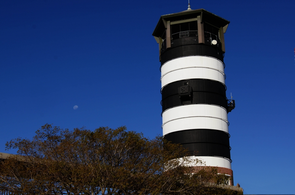 "La Luna y el faro" de Adolfo Fioranelli