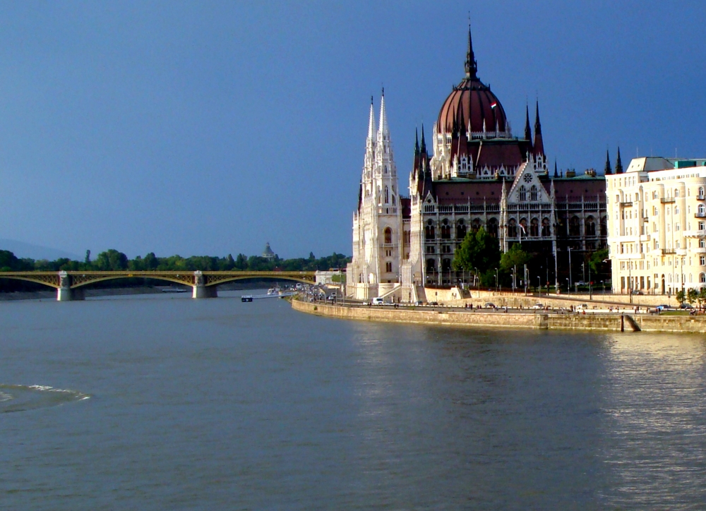"Parlamento Budapest,a orillas de Danubio -Hungria" de Carlos Minghini