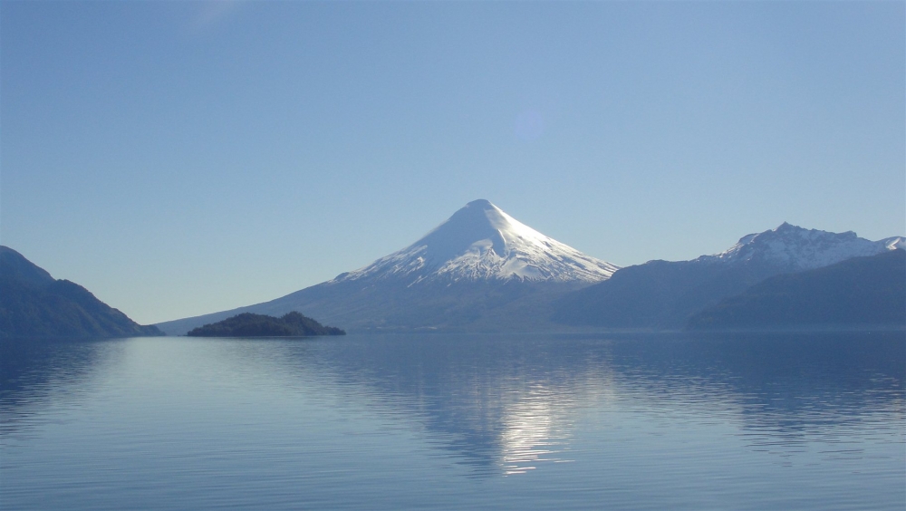 "cielo, volcan y lago todos los santos" de Ruben Alex Villarroel