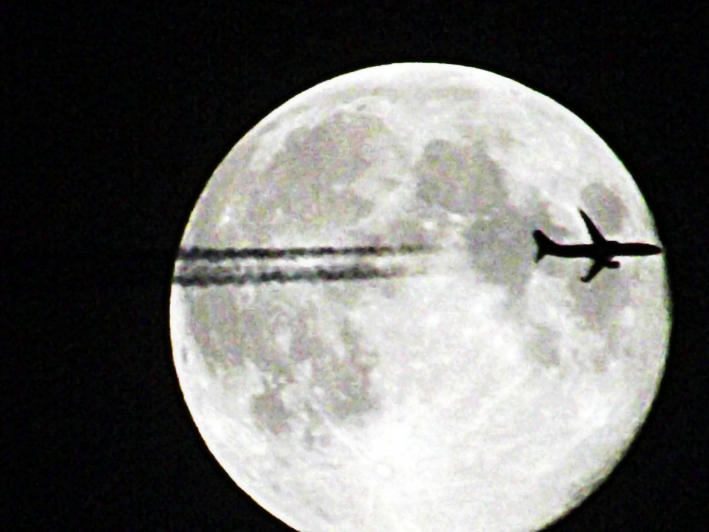 "la luna y el avion" de Pascual Navarro