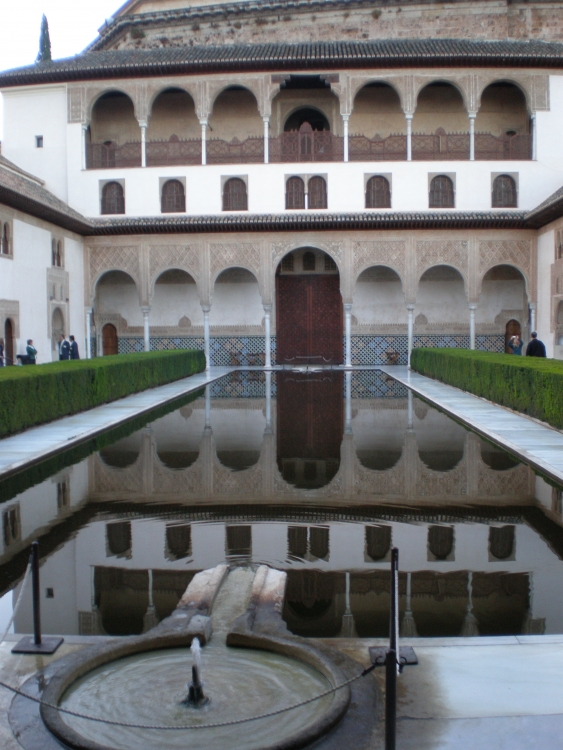 "Patio de los Arrayanes - La Alhambra Granada" de Daniela Giaroli