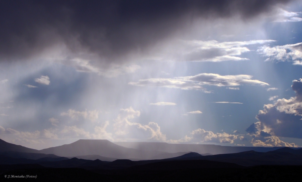 "Nubes y lluvia en los Cerros." de Francisco Jos Montaa