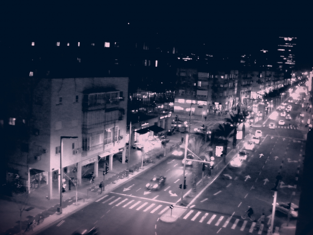 "trafico nocturno en la Avenida" de Tzvi Katz