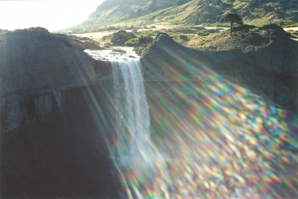 "Cascada del Agrio en magenta" de Ren Olocco