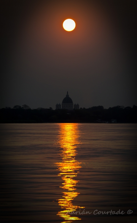 "Simtrico atardecer" de Adrian Courtade