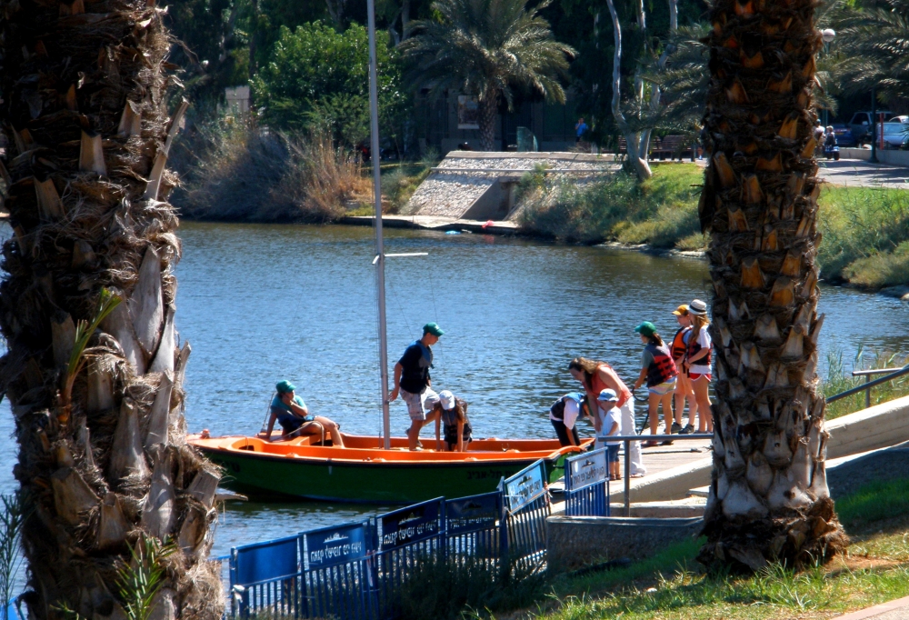 "remando en el rio Hayarkon, Tel Aviv - 1" de Tzvi Katz
