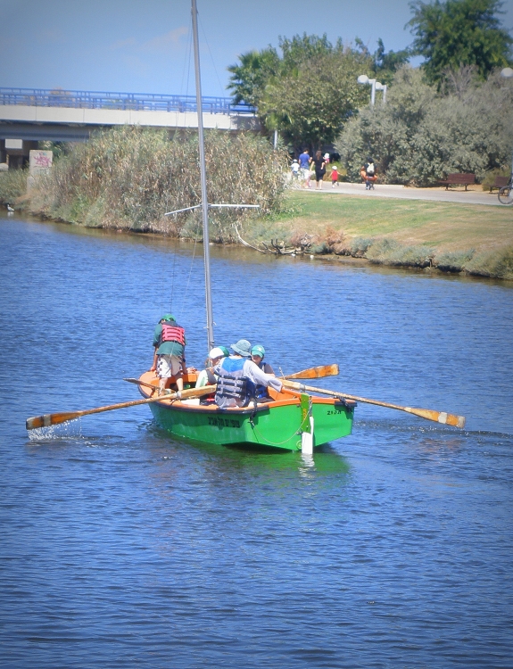 "remando en el rio Hayarkon, Tel Aviv - 3" de Tzvi Katz