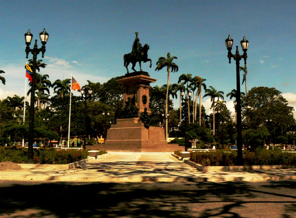 "Sombras de una plaza" de Miguel Fernandez Medina ( Elfs )