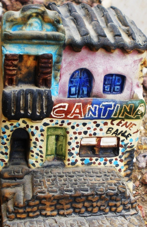 "la cantina del pueblo" de Tzvi Katz