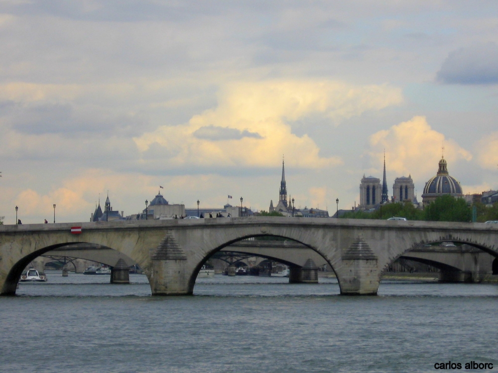 "Paris nublado" de Carlos Alborc