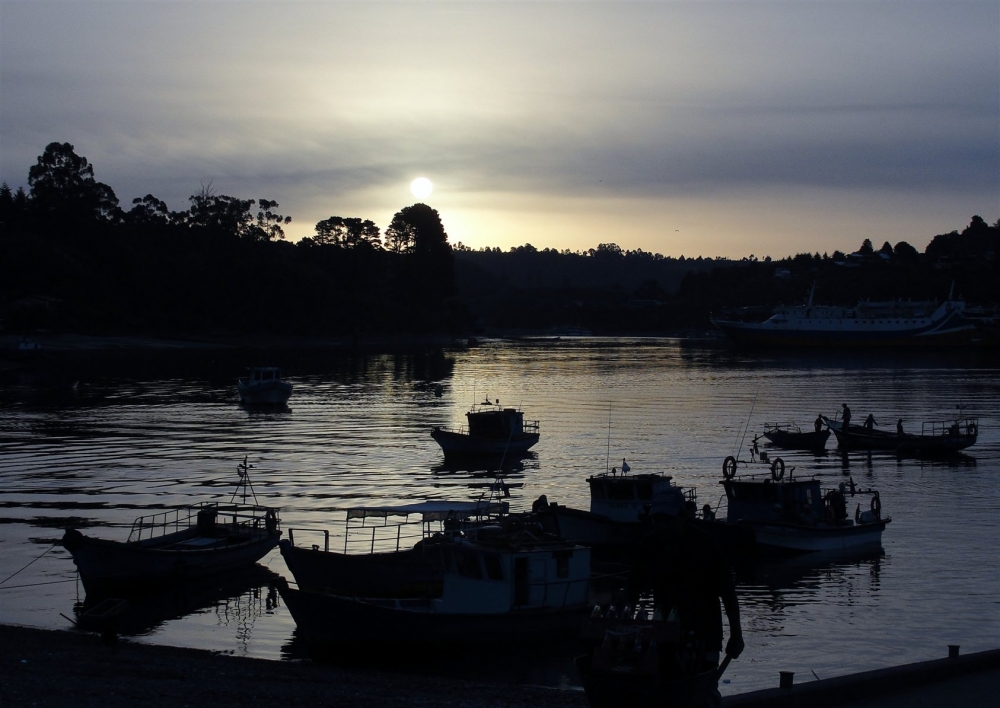 "se va el sol en canal de tenglo..." de Ruben Alex Villarroel