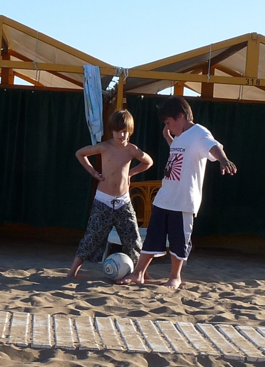 "FUTBOL EN LA PLAYA" de Maria Susana Polizzi