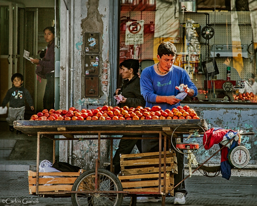 "Personajes urbanos: El vendedor de tomates" de Carlos Gianoli