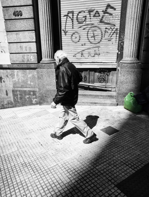 "La sombra que marca el paso" de Leonardo Vaquero