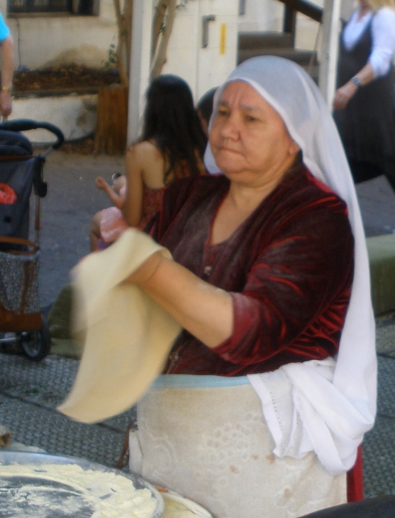 "dando forma y elasticidad a la pita" de Tzvi Katz