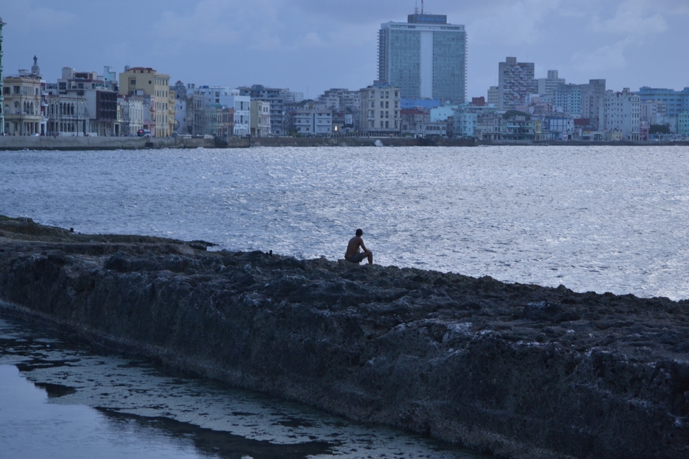 "SOLO, EN EL MALECON" de Marcelo Levit