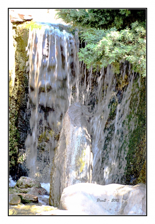 "Cascada de espuma en la ciudad..." de Enrique M. Picchio ( Pem )