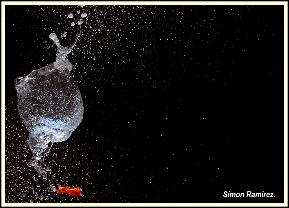 "explosin de agua" de Simon Ramirez