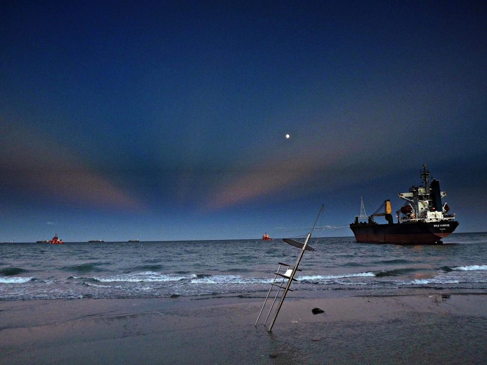 "barco encallado en la playa" de Pascual Navarro