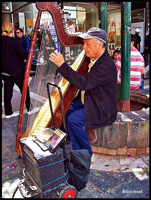 "musica por las calles." de Nora Noemi Bonnot